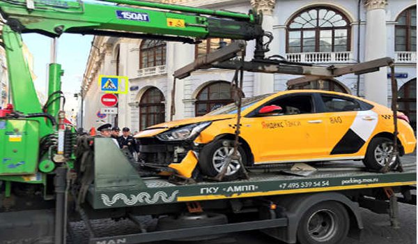Moscow taxi crashes into crowd, injuring eight