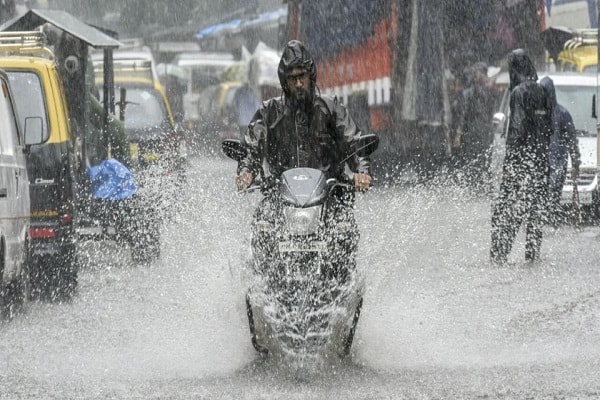Three people died due to torrential rains in Mumbai