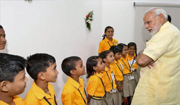 pm modi meets children at naya raipur