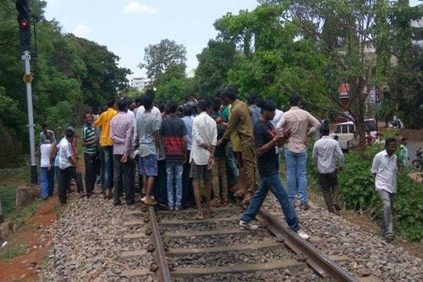 अनुसूचित जाति प्रमाण पत्र जारी नहीं होने से नाराज निषाद समुदाय ने रेलवे ट्रैक जाम किया