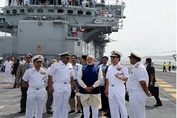 सिंगापुर में भारतीय युद्धपोत पर पहुंचे मोदी, भारत माता की जय के नारे लगे