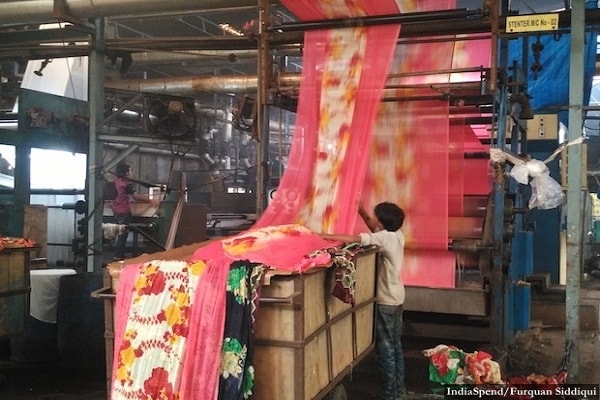 सूरत में कपड़ों की रंगाई करने वाली दो डाइंग मिलों में आग, 15 कामगार घायल