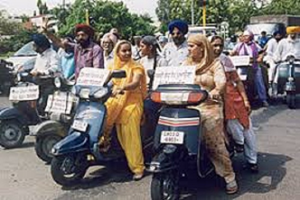 Akalis protest against the necessity of wearing helmets for Sikh women