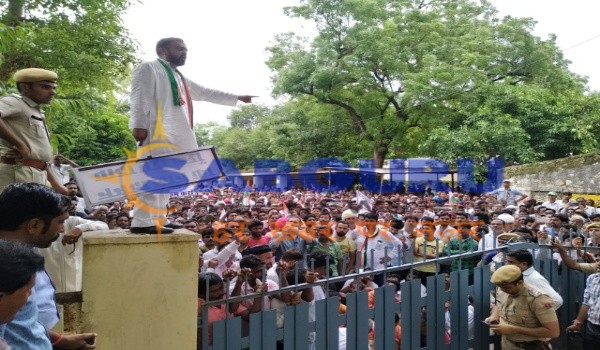 सिरोही में कलेक्टर परिसर में कोंग्रेस पदाधिकारियों और कार्यकर्ताओं को संबोधित करते पूर्व विधायक संयम लोढ़ा