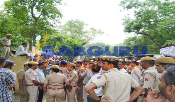 सिरोही कलेक्ट्री में बंद दरवाजे के दोनों पिलर पर बैठे पूर्व विधायक संयम लोढ़ा और कांग्रेस जिलाध्यक्ष जीवाराम आर्य।