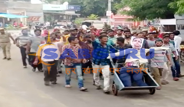 सिरेाही में सभापति ताराराम माली को ट्रॉली में बैठाकर रैली निकालते वाल्मिकी समाज के युवक।
