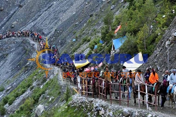 रिमझिम बारिश के बीच अमरनाथ की पवित्र गुफा की और श्रद्धालुओं का काफिला