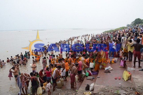 चंद्रग्रहण के बाद वाराणसी के गंगा घाटों पर आस्था की डुबकी लगाने उमड़े श्रद्धालु