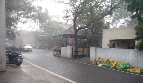 बारिश के कारण अजमेर कलेट्रेट परिसर में पसरा सन्नाटा
