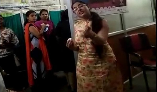 betul pregnant with pain in betul district hospital doctor and staff celebrate birthday, Video Viral