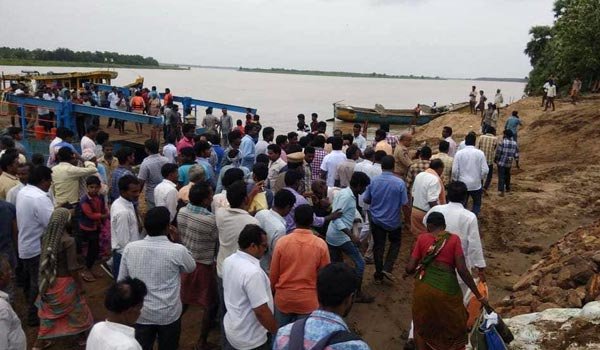 Andhra Pradesh : 10 missing after boat capsizes in Godavari river