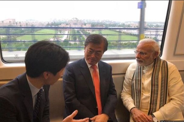 सैमसंग संयंत्र का उद्घाटन करने मेट्रो में नोएडा गये मोदी और मून