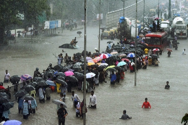 Mumbai, traffic is badly affected by rain, leave in schools and colleges