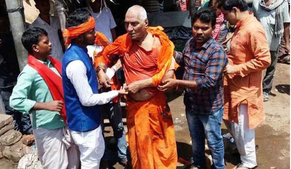 Swami Agnivesh allegedly attacked by bjp youth workers in Jharkhand