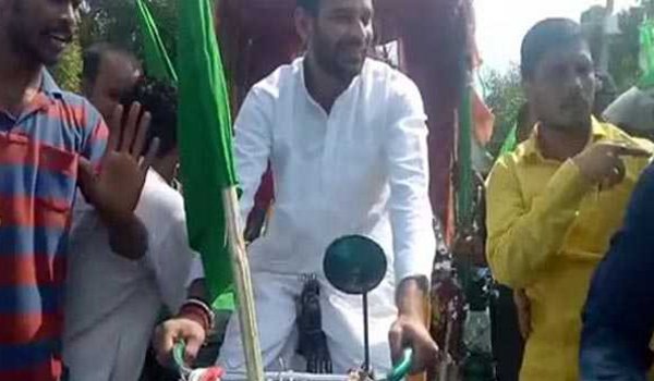 lalu yadav's son Tej Pratap rides rickshaw in bihar's hajipur