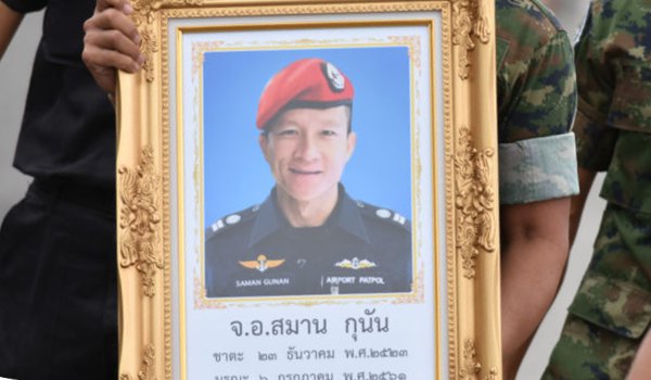 Ex-Thai Navy SEAL dies in effort to save soccer team in cave