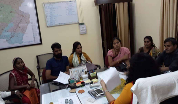 सिरोही जिला परिषद की मुख्य कार्यकारी अधिकारी को अपनी समस्याएं बताते सिरोही जिला परिषद के सदस्य।