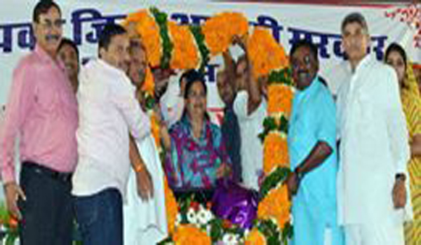 leaders of mount abu offering garlend to cm raje during apka zila aapki sarkar in sirohi