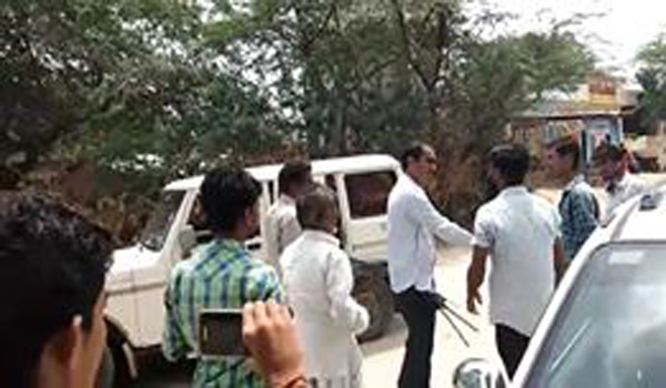 bjp kisan morcha district prez snatching flag bt villagers in madiya vilaage in sirohi district
