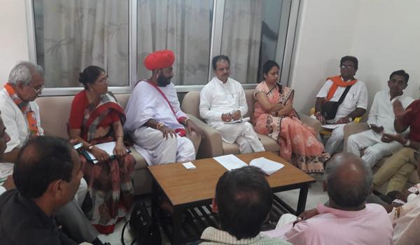 sirohi bjp officebearer present their grievences in front of dhaulpur mp manoj rajoriya