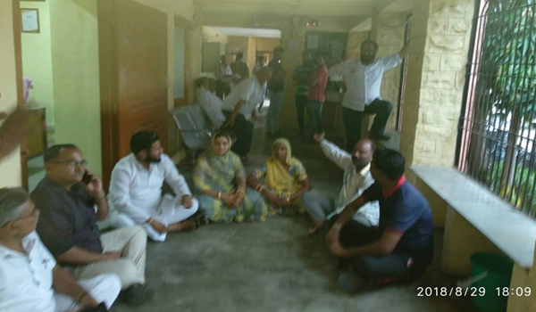 congress councler piccketed at muncipal commissioner ofeeicr in sirohi muncipality