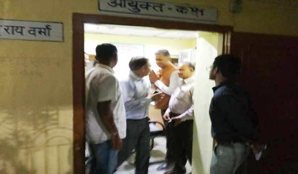 सिरोही नगर परिषद में रात को प्रकरण की जांच के लिए पहुंचे सिरोही के उपखण्ड अधिकारी गोपाल परिहार।