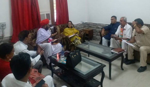 सिरोही में गोपालन मंत्री ओटाराम देवासी, जिला कलक्टर अनुपमा जोरवाल के साथ बैठक की व्यवस्थाओं पर चर्चा करते भूतड़ा।