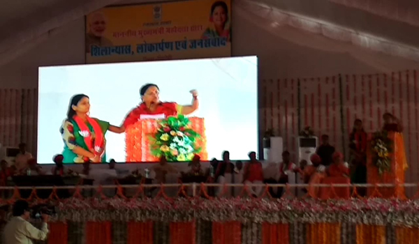 सिरोही मे जनसभा के दौरान जिला प्रमुख पायल परसरामपुरिया के कंधे पर हाथ रखकर खडी मुख्यमंत्री वसुंधरा राजे।