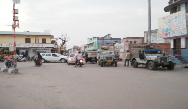 सिरोही पेट्रोल पंप के पास जिला परिषद सदस्यों को लेकर मुड़ती सफेद suv।
