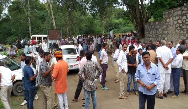 सिरोही में जिला प्रमुख के खिलाफ अविश्वास प्रस्ताव पर मतदान के दौरान एकत्रित भीड़।