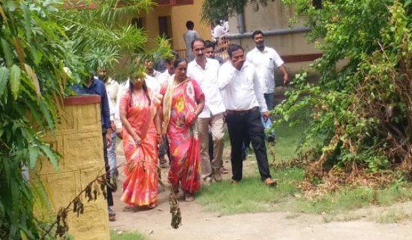 सिरोही।में अविश्वास प्रस्ताव पर मतदान के दौरान कार्यालय से निकलती जिला प्रमुख पायल परसरामपुरिया।