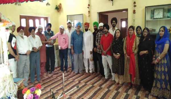 आबूरोड में सिख समुदाय को आमंत्रण देते ओबीसी प्रकोष्ठ के पदाधिकारी।