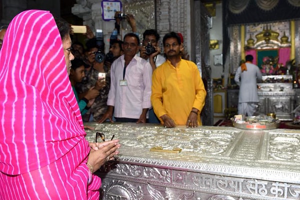मुख्यमंत्री राजे ने सांवलिया सेठ मंदिर में की पूजा-अर्चना