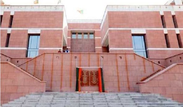 Atal Bihari Vajpayee's mortal remains at his residence for last respect, funeral at 4pm on friday