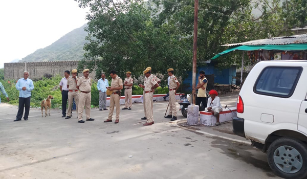 सिरोही. मुख्यमंत्री मंत्री वसुंधरा राजे के सिरोही आगमन पर कांग्रेस की रैली को रोकने के लिए सारणेश्वर में तैनात पुलिस जाब्ता।