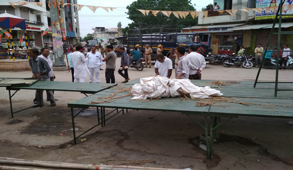 सिरोही में मुख्यमंत्री वसुंधरा राजे के राजस्थान गौरव यात्रा में सिरोही आने से पूर्व सरजावा दरवाजे पर लगा कांग्रेस का मंच खुलवाते सिरोही कोतवाल।