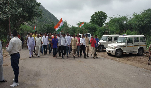 सिरोही. कांग्रेस की रैली के लिए सारणेश्वर की ओर जाते कांग्रेस के पदाधिकारी व कार्यकर्ता।