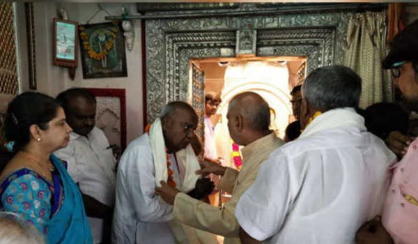 Former PM HD Deve Gowda with family visits Jagatpita Brahma temple at pushkar in ajmer