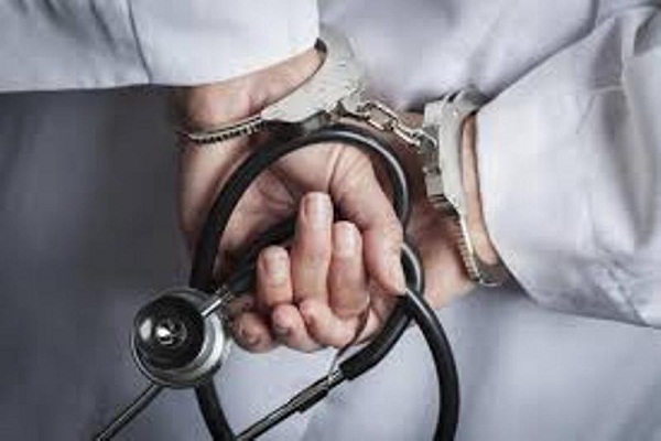 Docter arrested for rape in Shahjahanpur in hindi