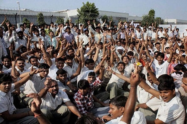 students road block against mobile bans in Haryana
