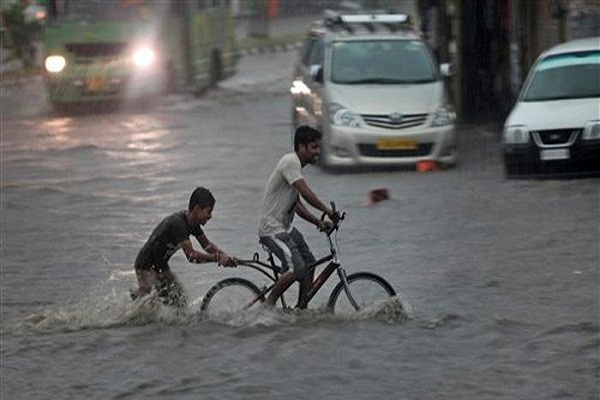 हिमाचल में भारी बारिश से अनेक लोगों की मौत, जनजीवन अस्तव्यस्त