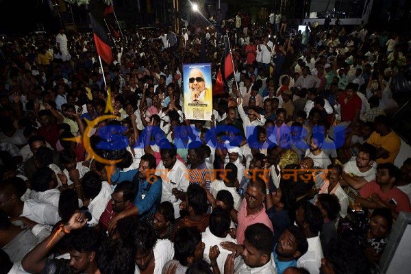 People gather for the last glimpse of Karunanidhi
