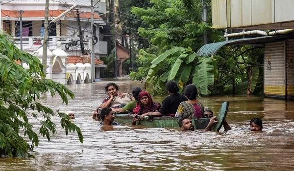 kerala floods : death toll rises above 324, CM Pinarayi Vijayan appeals to help