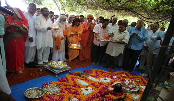 sant kriparam worshiping lord shiva in gurukripa ashram near sirohi