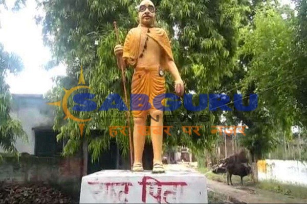 Saffron coloring on Mahatma Gandhi's statue in Shahjahanpur