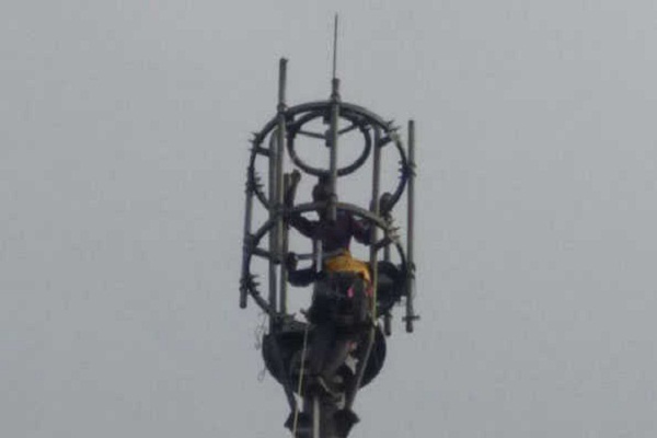 Jaipur, the youth wandered on the tower in the disconnection