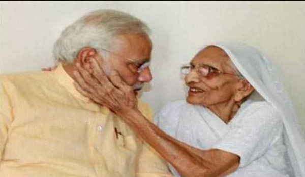 PM Modi meets mother in gandhinagar