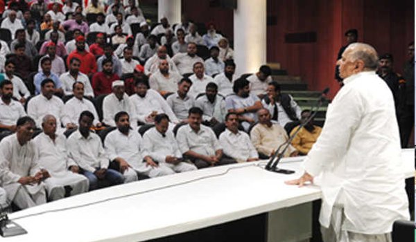 Mulayam Singh Yadav visits Samajwadi party headquarter in lucknow