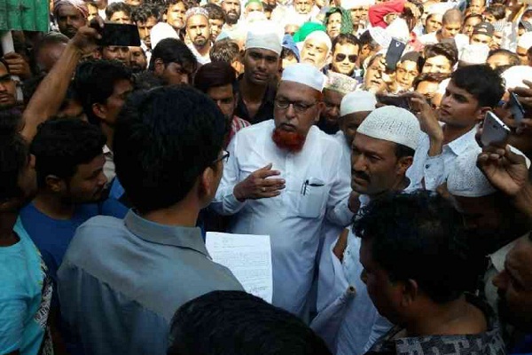 Muslims protest in protest against demolition of mosque in China