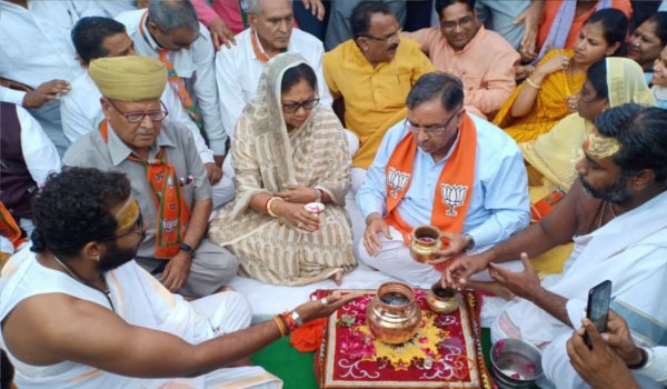 former Prime Minister Atal Bihari Vajpayee's ashes immersed in Pushkar Sarovar